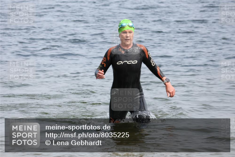 15.06.2025 - 27. Vierlanden-Triathlon Lena Gebhardt http://msf.ph/oto/8035225 15.06.2025 11:21:57 Schwimmen 917 meine-sportfotos.de