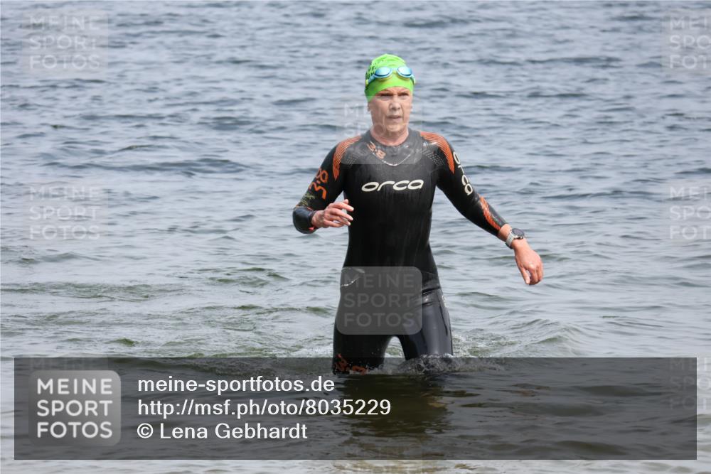 15.06.2025 - 27. Vierlanden-Triathlon Lena Gebhardt http://msf.ph/oto/8035229 15.06.2025 11:21:58 Schwimmen 917 meine-sportfotos.de