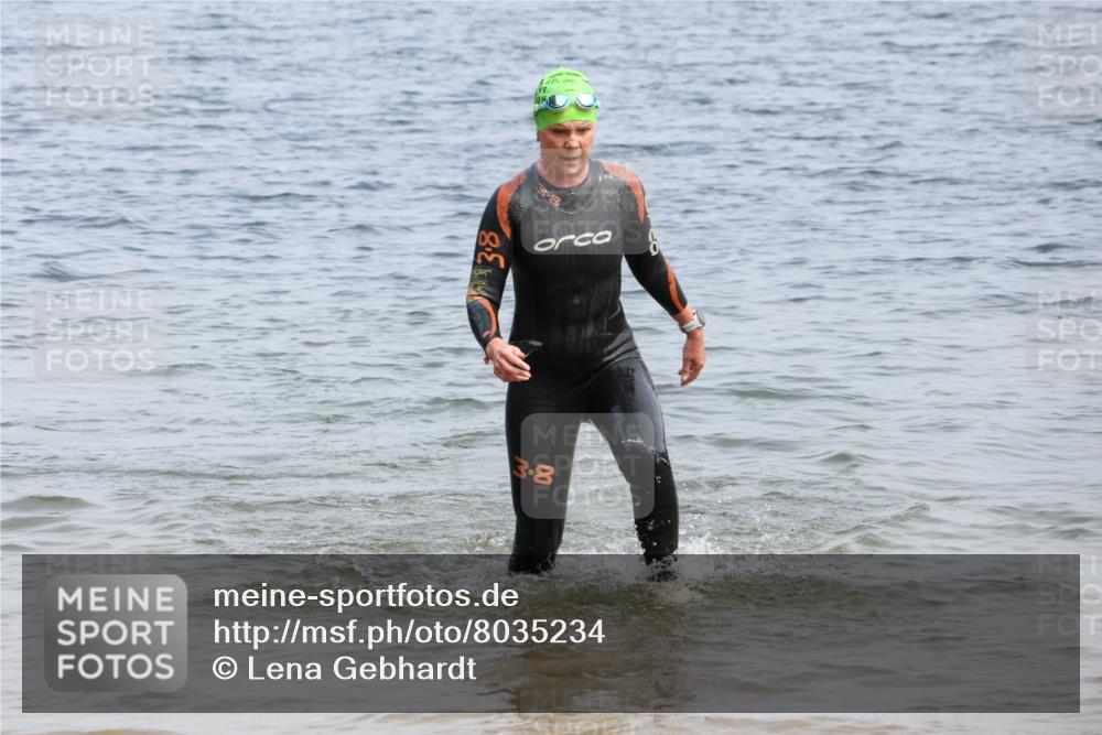 15.06.2025 - 27. Vierlanden-Triathlon Lena Gebhardt http://msf.ph/oto/8035234 15.06.2025 11:22:00 Schwimmen 917 meine-sportfotos.de