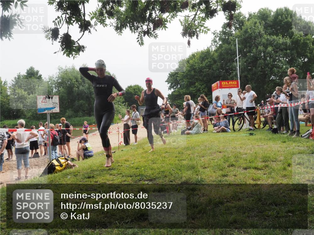 15.06.2025 - 27. Vierlanden-Triathlon KatJ http://msf.ph/oto/8035237 15.06.2025 11:19:56 Schwimmen 899, 915, 964 meine-sportfotos.de