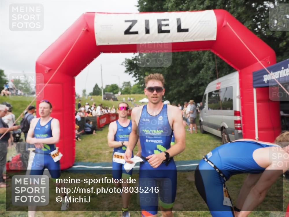 21.06.2025 - 27. Vierlanden-Triathlon MichiJ http://msf.ph/oto/8035246 15.06.2026 12:59:18 Ziel 994, 1014, 1015, 1016, 1018 meine-sportfotos.de