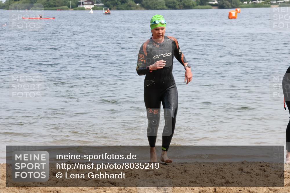 15.06.2025 - 27. Vierlanden-Triathlon Lena Gebhardt http://msf.ph/oto/8035249 15.06.2025 11:22:03 Schwimmen 917, 957 meine-sportfotos.de