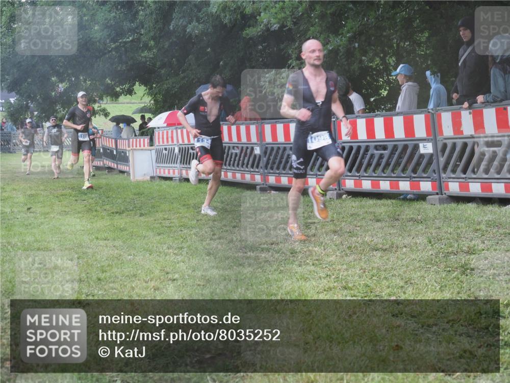 21.06.2025 - 27. Vierlanden-Triathlon KatJ http://msf.ph/oto/8035252 15.06.2025 13:50:56 Ziel 843, 1098, 1108, 1134 meine-sportfotos.de