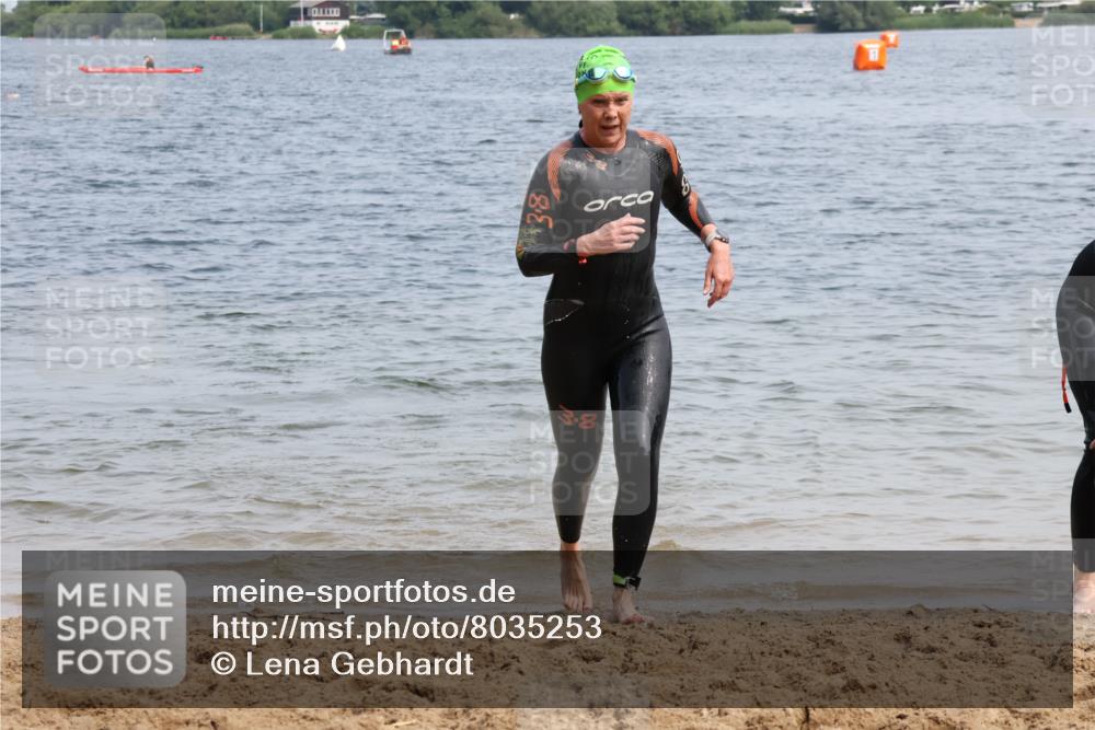15.06.2025 - 27. Vierlanden-Triathlon Lena Gebhardt http://msf.ph/oto/8035253 15.06.2025 11:22:03 Schwimmen 917, 957 meine-sportfotos.de