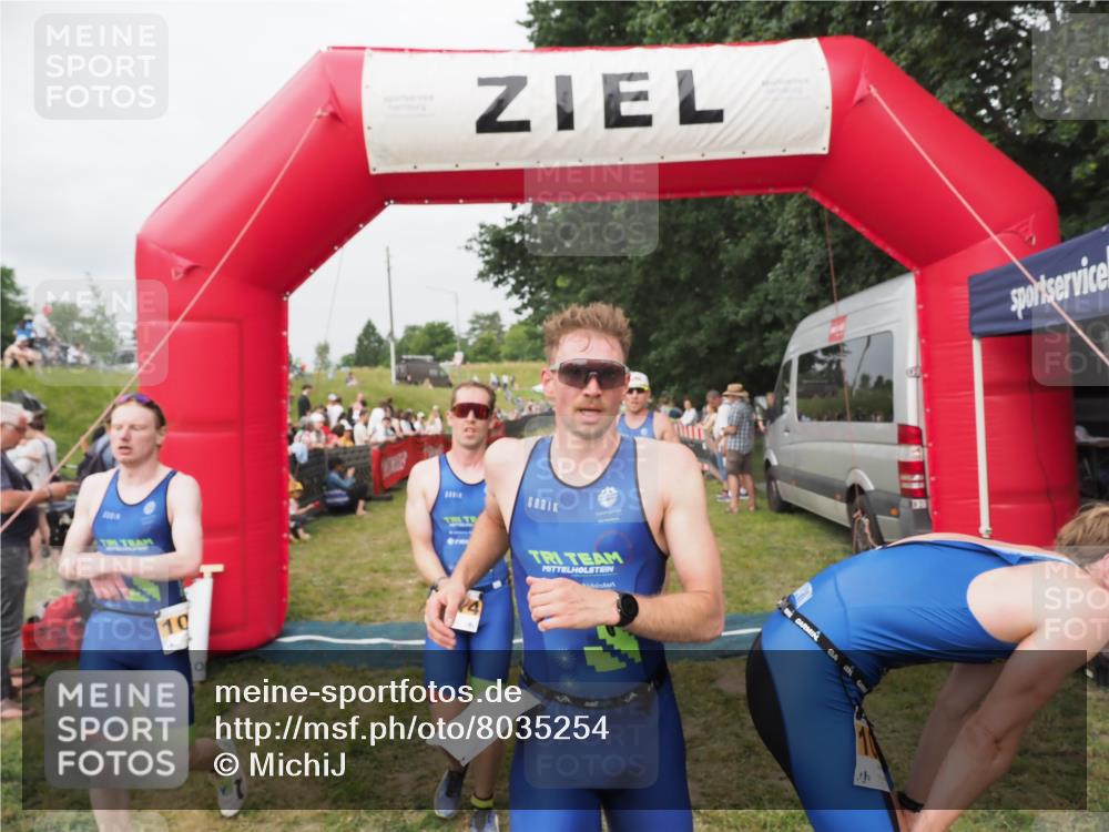 21.06.2025 - 27. Vierlanden-Triathlon MichiJ http://msf.ph/oto/8035254 15.06.2026 12:59:18 Ziel 994, 1014, 1015, 1016, 1018 meine-sportfotos.de