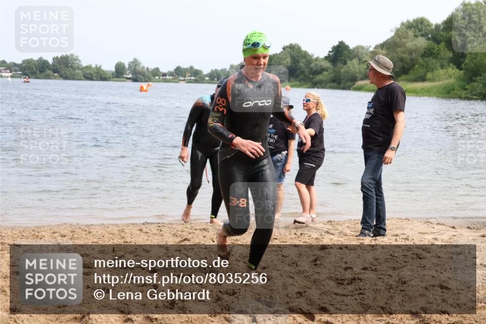 15.06.2025 - 27. Vierlanden-Triathlon Lena Gebhardt http://msf.ph/oto/8035256 15.06.2025 11:22:05 Schwimmen 913, 917, 957 meine-sportfotos.de