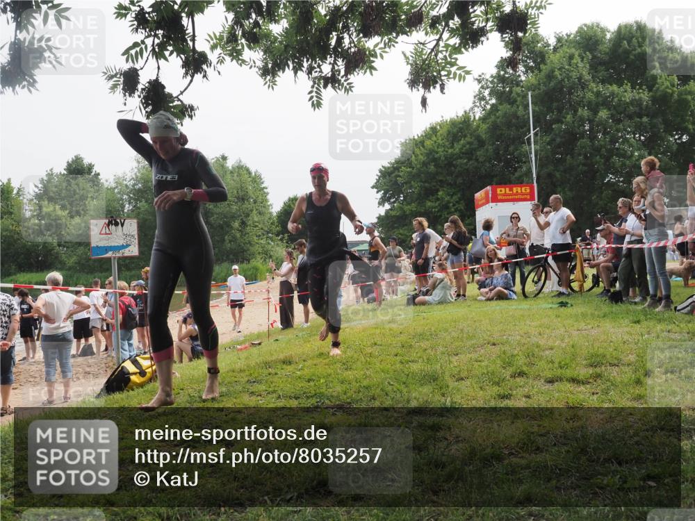 15.06.2025 - 27. Vierlanden-Triathlon KatJ http://msf.ph/oto/8035257 15.06.2025 11:19:56 Schwimmen 899, 915, 964 meine-sportfotos.de