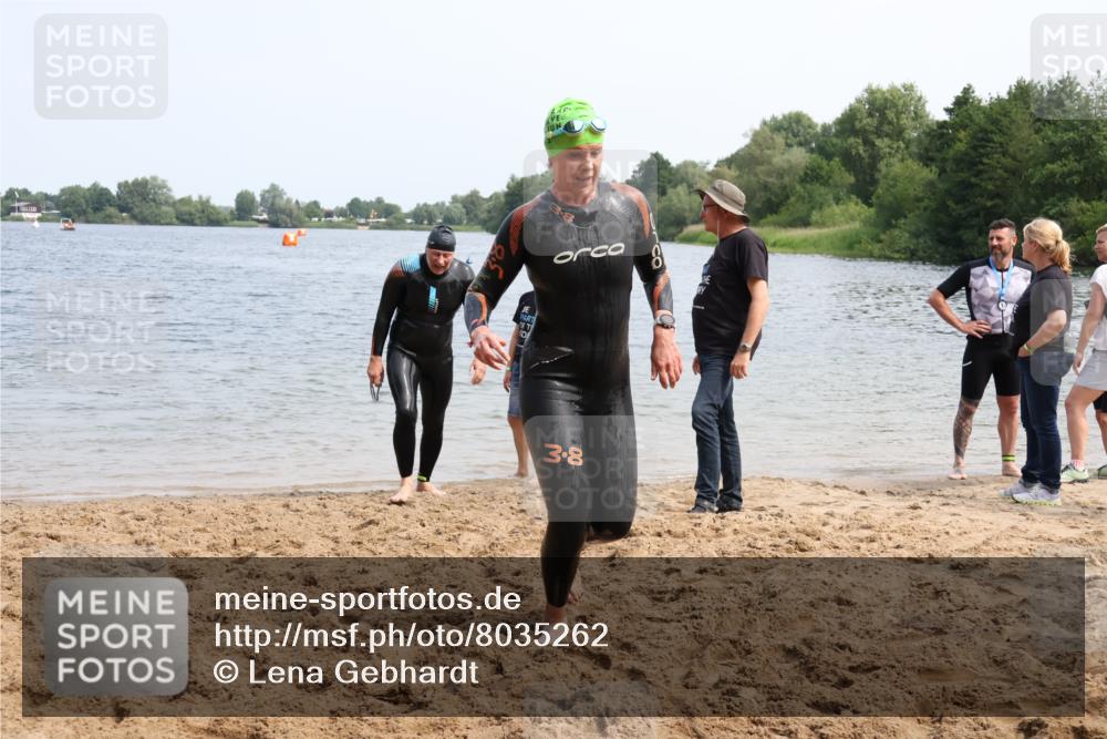 15.06.2025 - 27. Vierlanden-Triathlon Lena Gebhardt http://msf.ph/oto/8035262 15.06.2025 11:22:05 Schwimmen 913, 917, 957 meine-sportfotos.de