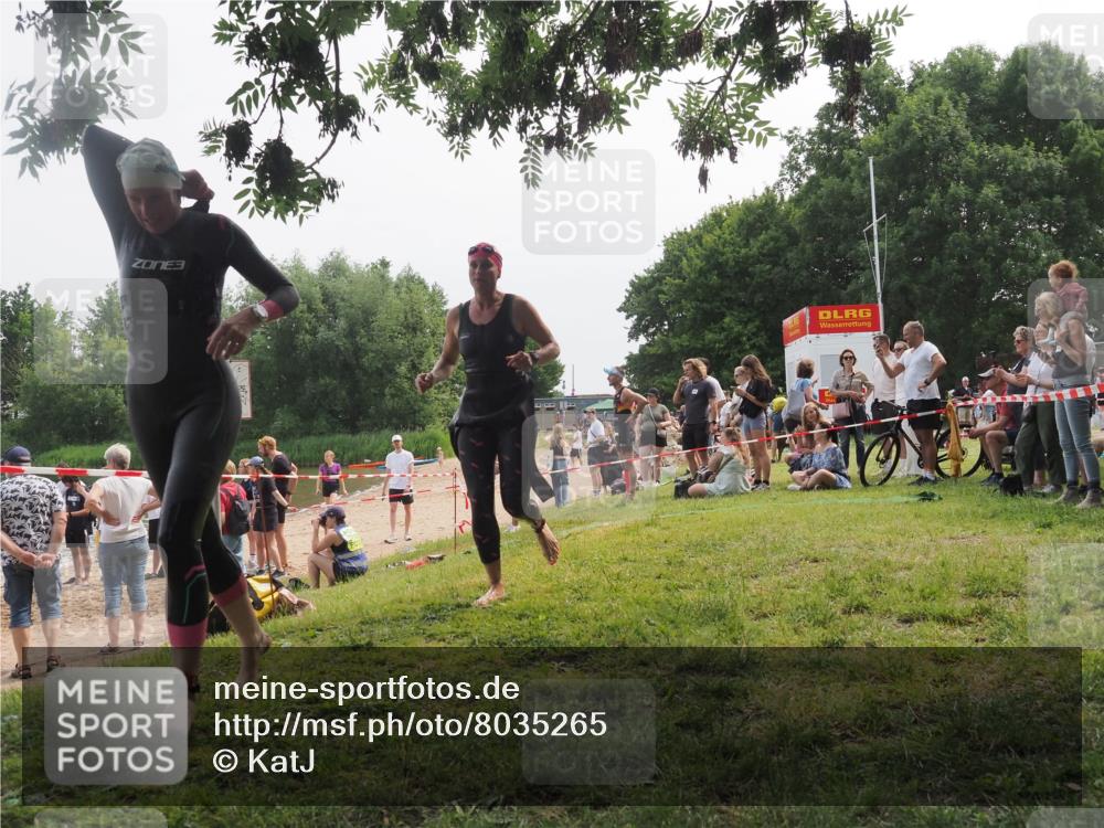 15.06.2025 - 27. Vierlanden-Triathlon KatJ http://msf.ph/oto/8035265 15.06.2025 11:19:57 Schwimmen 899, 915, 964 meine-sportfotos.de