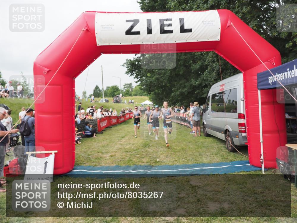 21.06.2025 - 27. Vierlanden-Triathlon MichiJ http://msf.ph/oto/8035267 15.06.2026 12:59:28 Ziel 1024, 1025, 1026, 1027 meine-sportfotos.de