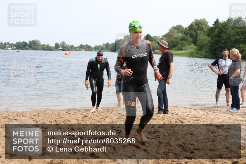 15.06.2025 - 27. Vierlanden-Triathlon Lena Gebhardt http://msf.ph/oto/8035268 15.06.2025 11:22:05 Schwimmen 913, 917, 957 meine-sportfotos.de