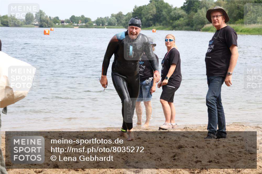 15.06.2025 - 27. Vierlanden-Triathlon Lena Gebhardt http://msf.ph/oto/8035272 15.06.2025 11:22:06 Schwimmen 913, 917, 957 meine-sportfotos.de