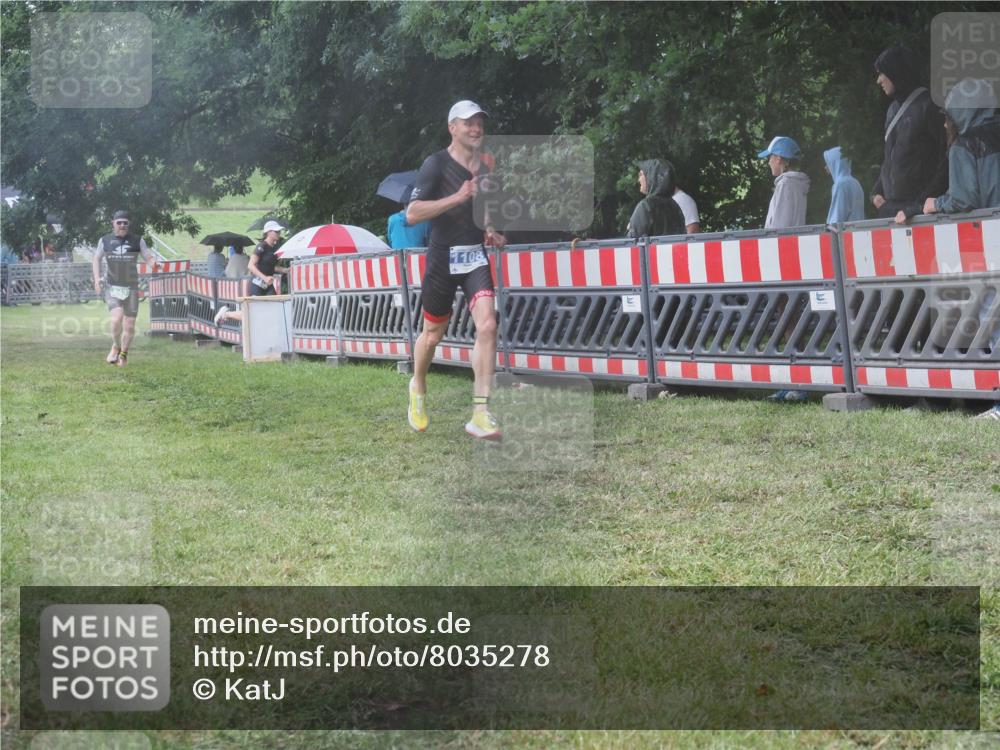 21.06.2025 - 27. Vierlanden-Triathlon KatJ http://msf.ph/oto/8035278 15.06.2025 13:50:58 Ziel 843, 1108, 1134 meine-sportfotos.de