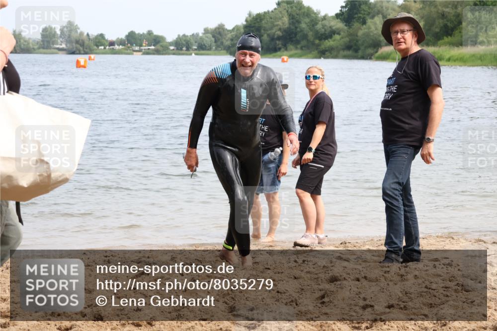 15.06.2025 - 27. Vierlanden-Triathlon Lena Gebhardt http://msf.ph/oto/8035279 15.06.2025 11:22:07 Schwimmen 913, 917, 957 meine-sportfotos.de