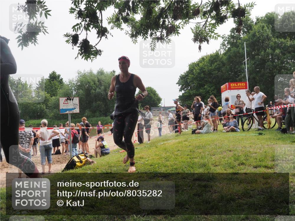 15.06.2025 - 27. Vierlanden-Triathlon KatJ http://msf.ph/oto/8035282 15.06.2025 11:19:57 Schwimmen 899, 915, 964 meine-sportfotos.de