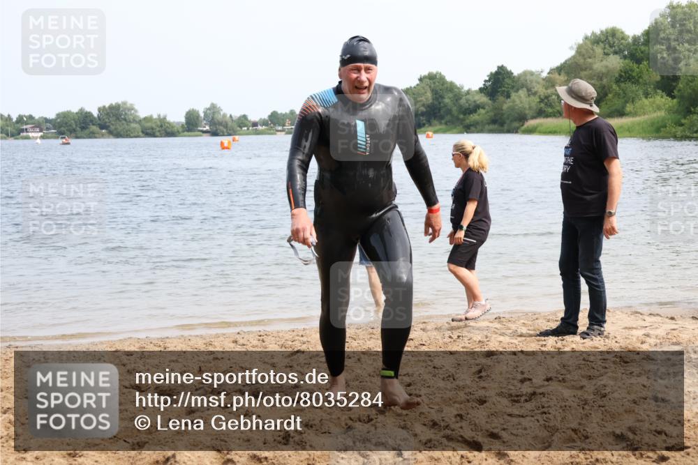 15.06.2025 - 27. Vierlanden-Triathlon Lena Gebhardt http://msf.ph/oto/8035284 15.06.2025 11:22:09 Schwimmen 913, 917, 957 meine-sportfotos.de