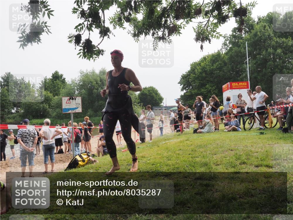 15.06.2025 - 27. Vierlanden-Triathlon KatJ http://msf.ph/oto/8035287 15.06.2025 11:19:57 Schwimmen 899, 915, 964 meine-sportfotos.de