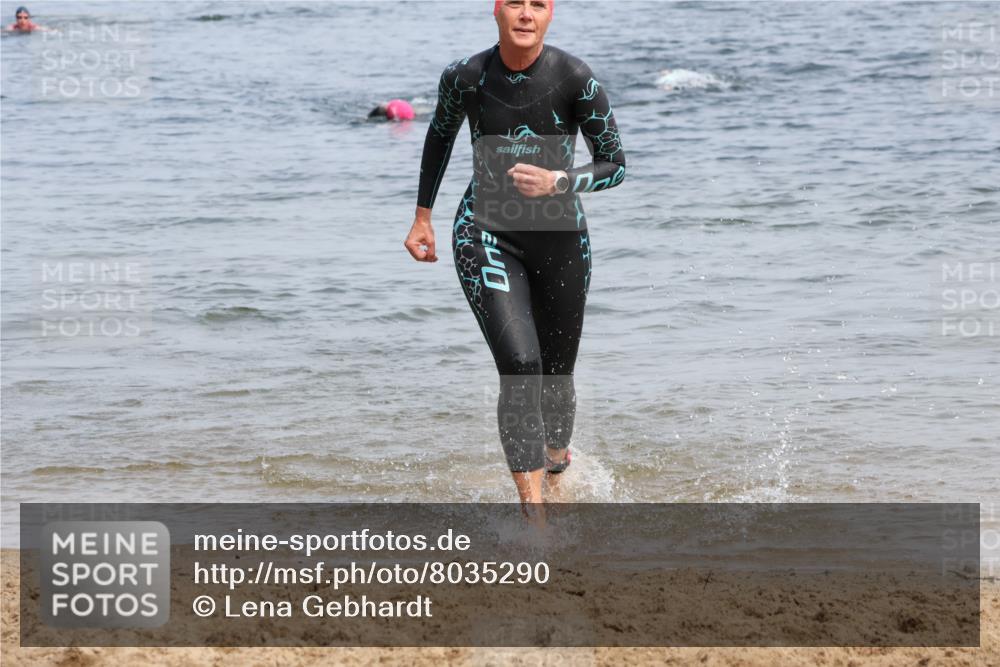 15.06.2025 - 27. Vierlanden-Triathlon Lena Gebhardt http://msf.ph/oto/8035290 15.06.2025 11:22:11 Schwimmen 913, 917, 957 meine-sportfotos.de