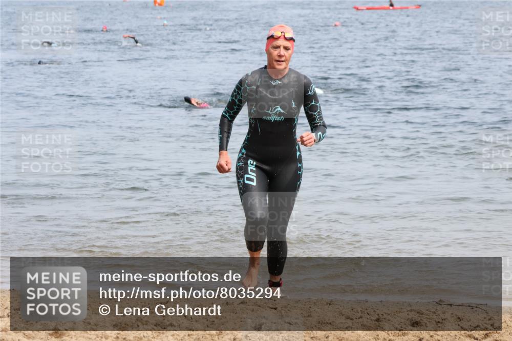 15.06.2025 - 27. Vierlanden-Triathlon Lena Gebhardt http://msf.ph/oto/8035294 15.06.2025 11:22:11 Schwimmen 913, 917, 957 meine-sportfotos.de