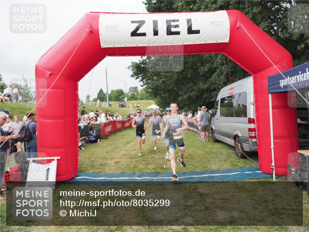 21.06.2025 - 27. Vierlanden-Triathlon MichiJ http://msf.ph/oto/8035299 15.06.2026 12:59:28 Ziel 1024, 1025, 1026, 1027 meine-sportfotos.de