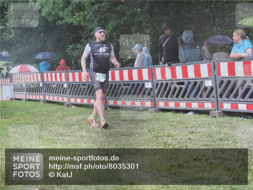 21.06.2025 - 27. Vierlanden-Triathlon KatJ http://msf.ph/oto/8035301 15.06.2025 13:51:03 Ziel 843, 1113 meine-sportfotos.de