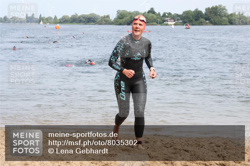 15.06.2025 - 27. Vierlanden-Triathlon Lena Gebhardt http://msf.ph/oto/8035302 15.06.2025 11:22:12 Schwimmen 913, 917, 957 meine-sportfotos.de