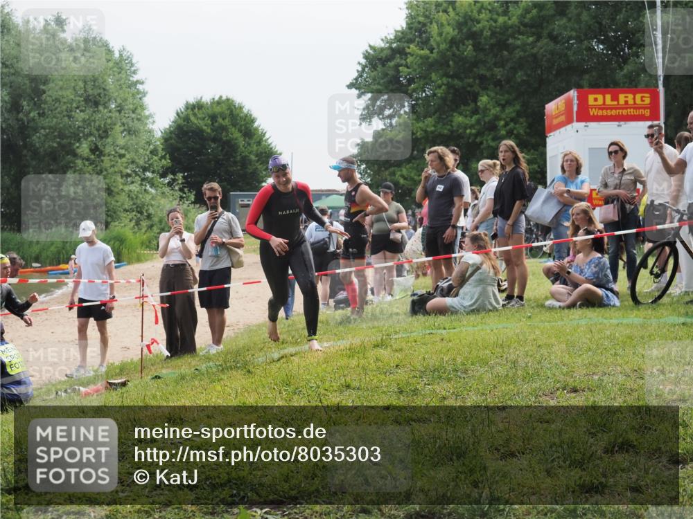 15.06.2025 - 27. Vierlanden-Triathlon KatJ http://msf.ph/oto/8035303 15.06.2025 11:20:03 Schwimmen 806, 889, 899, 915, 932, 964, 976 meine-sportfotos.de