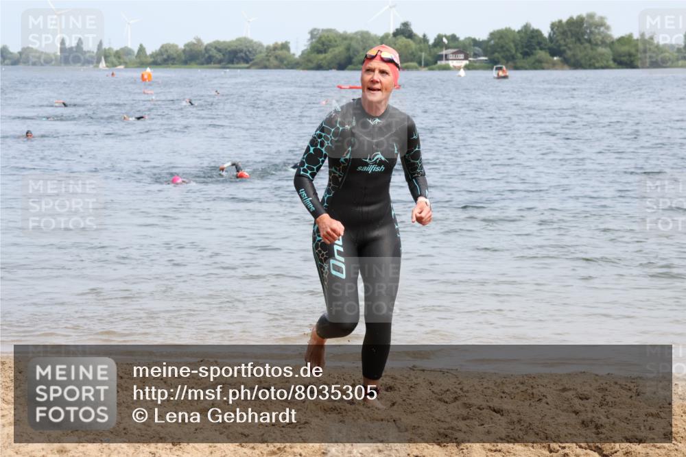 15.06.2025 - 27. Vierlanden-Triathlon Lena Gebhardt http://msf.ph/oto/8035305 15.06.2025 11:22:13 Schwimmen 913, 917, 957 meine-sportfotos.de