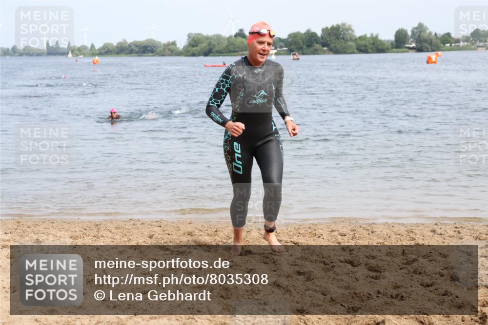 15.06.2025 - 27. Vierlanden-Triathlon Lena Gebhardt http://msf.ph/oto/8035308 15.06.2025 11:22:13 Schwimmen 913, 917, 957 meine-sportfotos.de