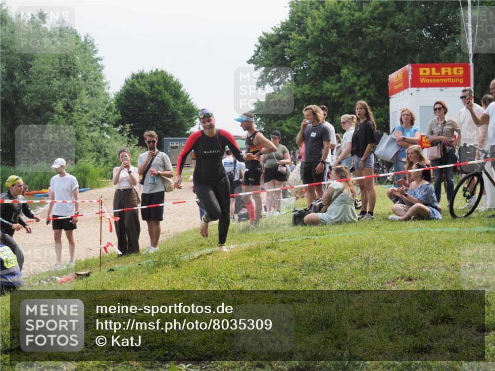 15.06.2025 - 27. Vierlanden-Triathlon KatJ http://msf.ph/oto/8035309 15.06.2025 11:20:03 Schwimmen 806, 889, 899, 915, 932, 964, 976 meine-sportfotos.de