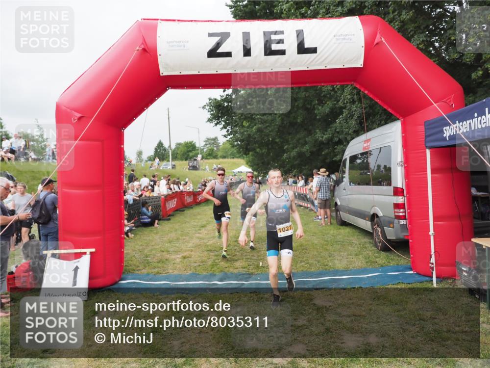 21.06.2025 - 27. Vierlanden-Triathlon MichiJ http://msf.ph/oto/8035311 15.06.2026 12:59:29 Ziel 1024, 1025, 1026, 1027 meine-sportfotos.de