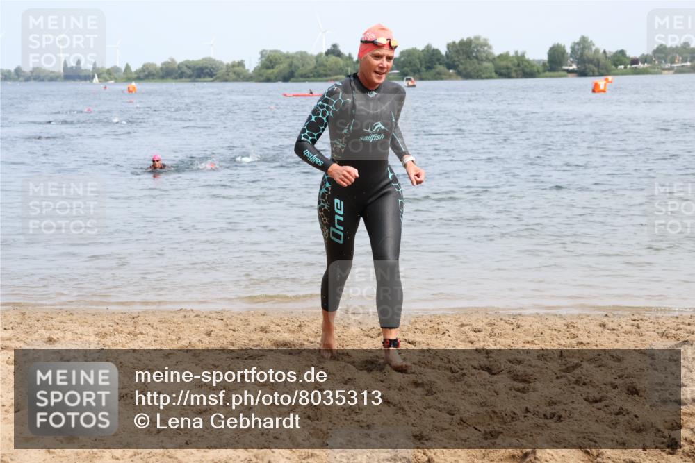 15.06.2025 - 27. Vierlanden-Triathlon Lena Gebhardt http://msf.ph/oto/8035313 15.06.2025 11:22:13 Schwimmen 913, 917, 957 meine-sportfotos.de