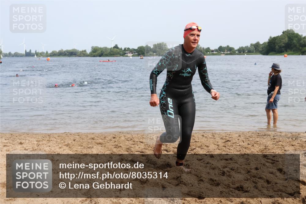 15.06.2025 - 27. Vierlanden-Triathlon Lena Gebhardt http://msf.ph/oto/8035314 15.06.2025 11:22:14 Schwimmen 913, 917, 957 meine-sportfotos.de