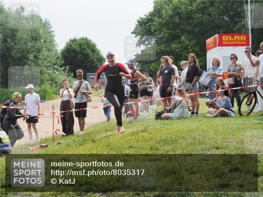 15.06.2025 - 27. Vierlanden-Triathlon KatJ http://msf.ph/oto/8035317 15.06.2025 11:20:03 Schwimmen 806, 889, 899, 915, 932, 964, 976 meine-sportfotos.de