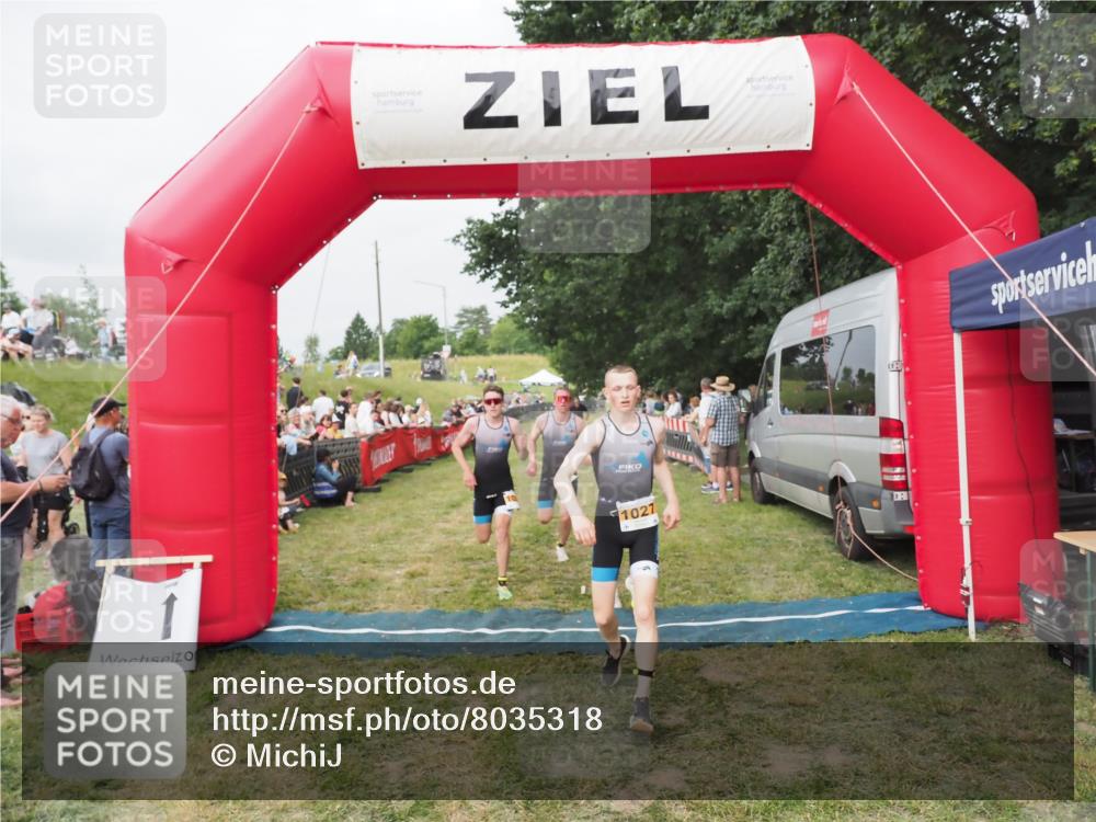 21.06.2025 - 27. Vierlanden-Triathlon MichiJ http://msf.ph/oto/8035318 15.06.2026 12:59:29 Ziel 1024, 1025, 1026, 1027 meine-sportfotos.de