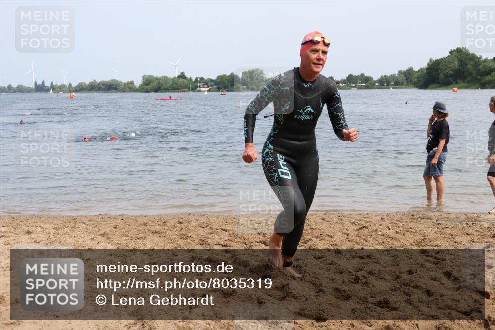 15.06.2025 - 27. Vierlanden-Triathlon Lena Gebhardt http://msf.ph/oto/8035319 15.06.2025 11:22:14 Schwimmen 913, 917, 957 meine-sportfotos.de