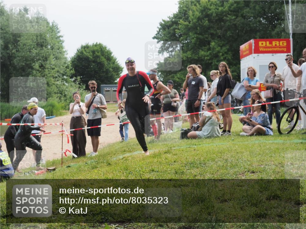 15.06.2025 - 27. Vierlanden-Triathlon KatJ http://msf.ph/oto/8035323 15.06.2025 11:20:03 Schwimmen 806, 889, 899, 915, 932, 964, 976 meine-sportfotos.de
