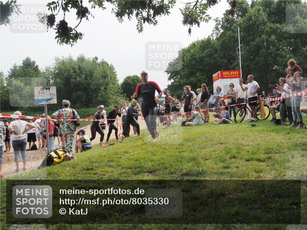 15.06.2025 - 27. Vierlanden-Triathlon KatJ http://msf.ph/oto/8035330 15.06.2025 11:20:04 Schwimmen 806, 889, 899, 930, 932, 964, 976 meine-sportfotos.de