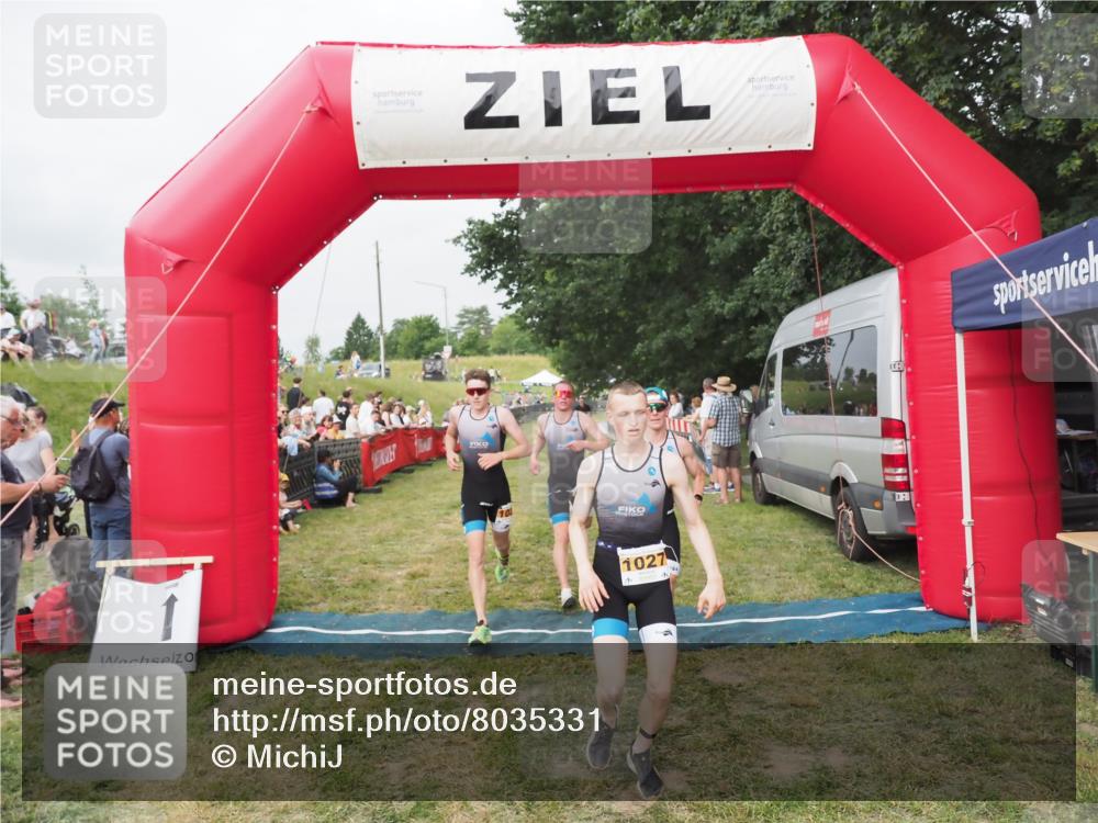 21.06.2025 - 27. Vierlanden-Triathlon MichiJ http://msf.ph/oto/8035331 15.06.2026 12:59:29 Ziel 1024, 1025, 1026, 1027 meine-sportfotos.de