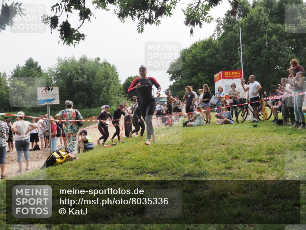 15.06.2025 - 27. Vierlanden-Triathlon KatJ http://msf.ph/oto/8035336 15.06.2025 11:20:04 Schwimmen 806, 889, 899, 930, 932, 964, 976 meine-sportfotos.de