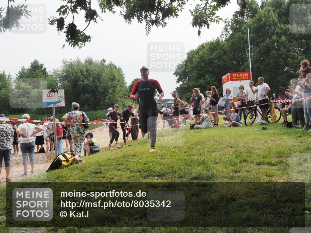 15.06.2025 - 27. Vierlanden-Triathlon KatJ http://msf.ph/oto/8035342 15.06.2025 11:20:04 Schwimmen 806, 889, 899, 930, 932, 964, 976 meine-sportfotos.de