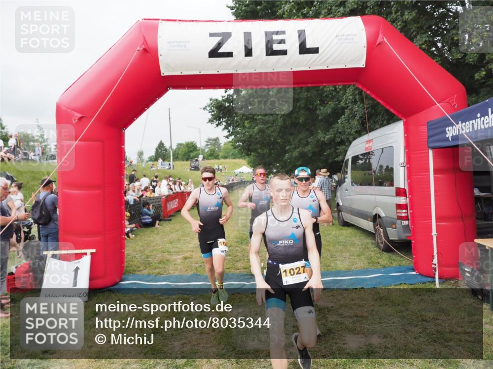 21.06.2025 - 27. Vierlanden-Triathlon MichiJ http://msf.ph/oto/8035344 15.06.2026 12:59:29 Ziel 1024, 1025, 1026, 1027 meine-sportfotos.de
