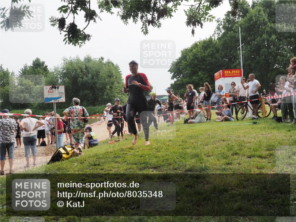 15.06.2025 - 27. Vierlanden-Triathlon KatJ http://msf.ph/oto/8035348 15.06.2025 11:20:04 Schwimmen 806, 889, 899, 930, 932, 964, 976 meine-sportfotos.de