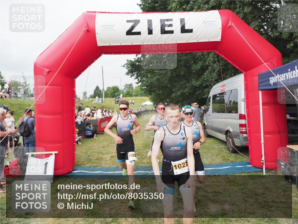21.06.2025 - 27. Vierlanden-Triathlon MichiJ http://msf.ph/oto/8035350 15.06.2026 12:59:29 Ziel 1024, 1025, 1026, 1027 meine-sportfotos.de