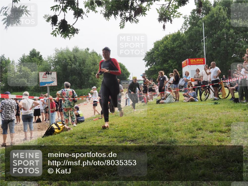 15.06.2025 - 27. Vierlanden-Triathlon KatJ http://msf.ph/oto/8035353 15.06.2025 11:20:04 Schwimmen 806, 889, 899, 930, 932, 964, 976 meine-sportfotos.de