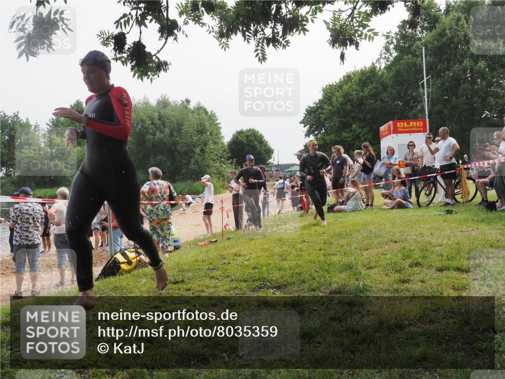 15.06.2025 - 27. Vierlanden-Triathlon KatJ http://msf.ph/oto/8035359 15.06.2025 11:20:05 Schwimmen 806, 889, 930, 932, 964, 976 meine-sportfotos.de