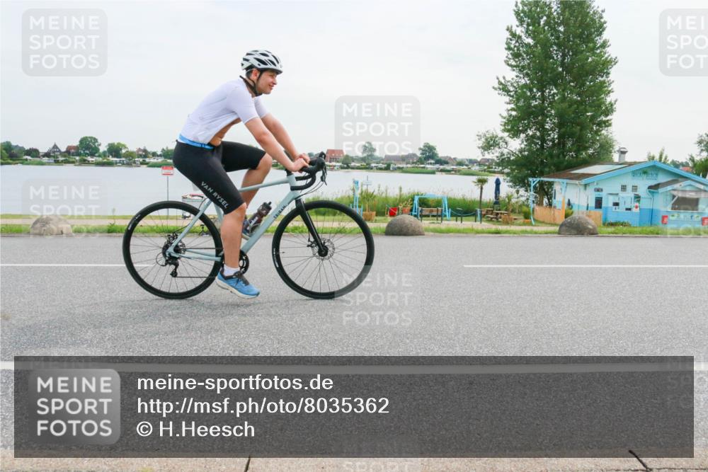 15.06.2025 - 27. Vierlanden-Triathlon H.Heesch http://msf.ph/oto/8035362 15.06.2025 10:44:56 Radfahren 13, 58, 224, 437, 467 meine-sportfotos.de