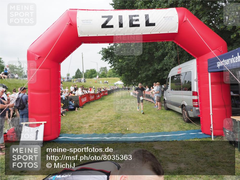 21.06.2025 - 27. Vierlanden-Triathlon MichiJ http://msf.ph/oto/8035363 15.06.2026 12:59:33 Ziel 851, 1024, 1025, 1026, 1027 meine-sportfotos.de