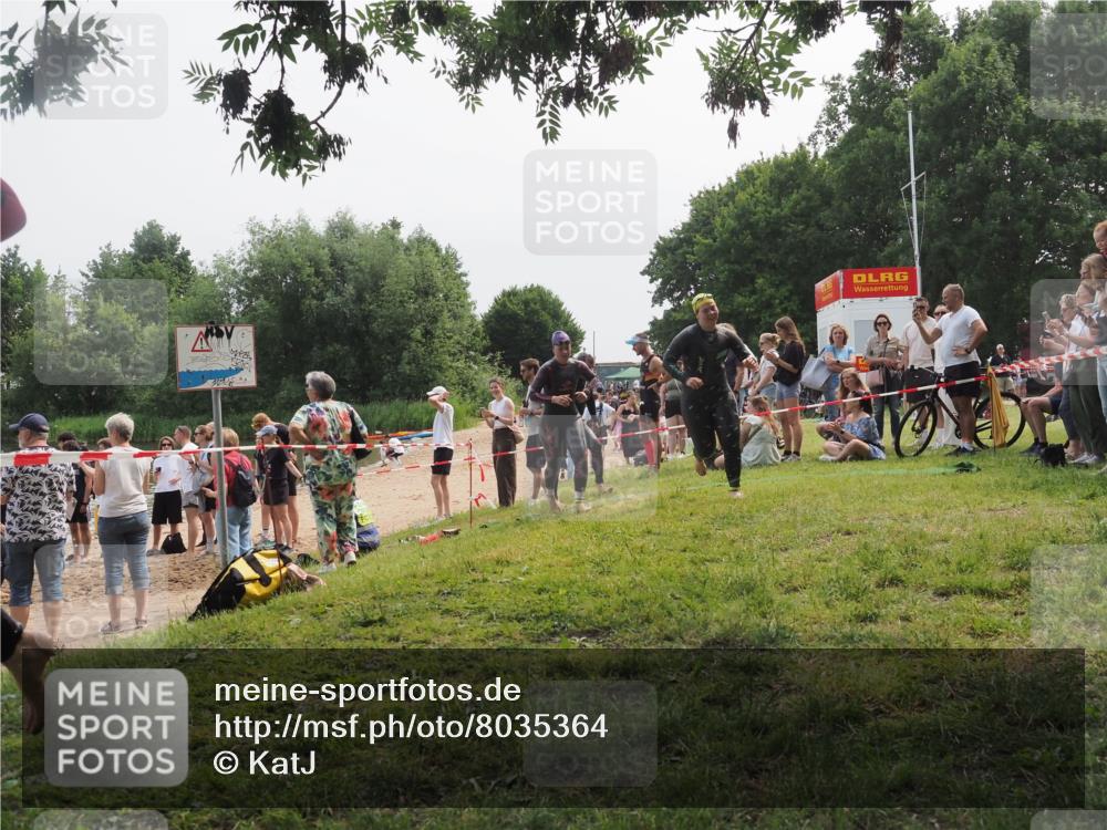 15.06.2025 - 27. Vierlanden-Triathlon KatJ http://msf.ph/oto/8035364 15.06.2025 11:20:05 Schwimmen 806, 889, 930, 932, 964, 976 meine-sportfotos.de