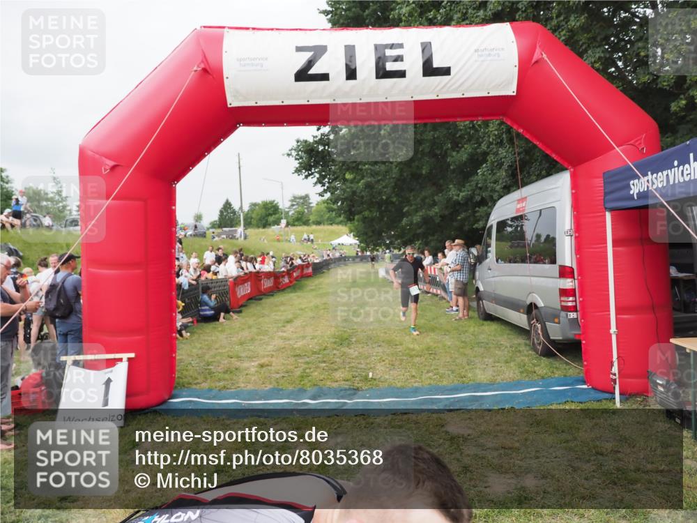 21.06.2025 - 27. Vierlanden-Triathlon MichiJ http://msf.ph/oto/8035368 15.06.2026 12:59:33 Ziel 851, 1024, 1025, 1026, 1027 meine-sportfotos.de